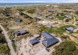 Moderne sommerhus med udespa og udesauna