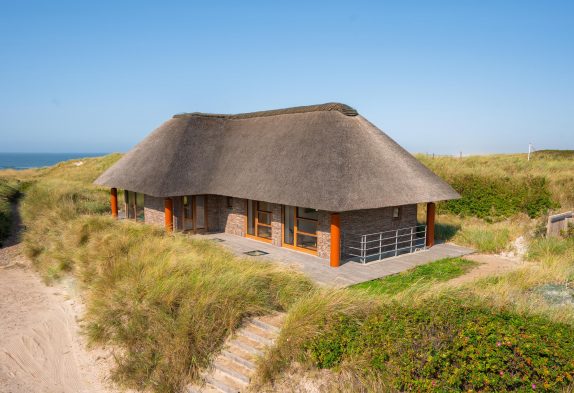 Exklusives Ferienhaus mit Meerblick in Henne Strand – 30 m Strand