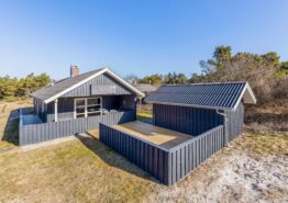 Skønt sommerhus med brændeovn i hjertet af Henne Strand