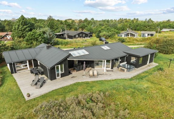 Tolles Aktivitätshaus in fantastischer Lage Henne Strands mit Billard