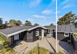 Sommerhus med brændeovn centralt i Henne, kun 700m fra havet