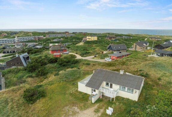 Charmerende sommerhus i Henne med havblik