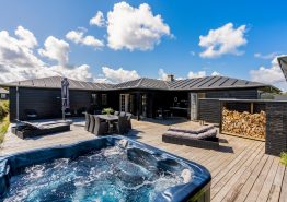 Schönes 5-Sterne-Ferienhaus mit Außenwhirlpool am Henne Strand