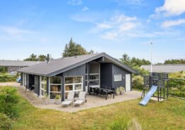 Skønt sommerhus med spa og sauna – kun 600 meter til stranden