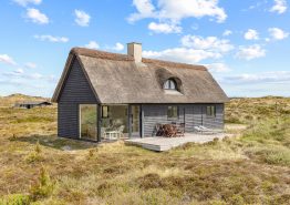 Klassisk sommerhus med udsigt til fredet klitlandskab
