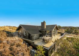 Moderne sommerhus med spa, sauna og kun 800 meter til stranden