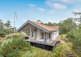 Skønt sommerhus med sauna og spabad i Henne Strand