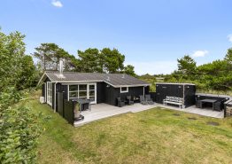 Hyggeligt sommerhus med brændeovn – rolig beliggenhed