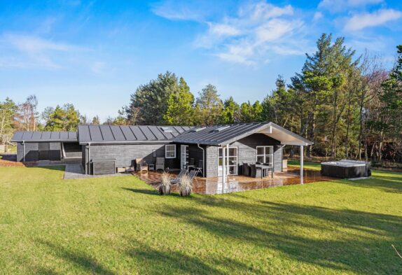Schickes Ferienhaus für 8 Personen + 2 Hunde in Henneby