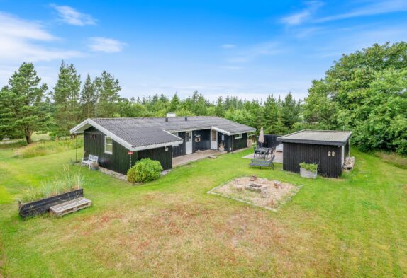 Klassisches Sommerhaus mit Kamin auf großem Grund in Henneby