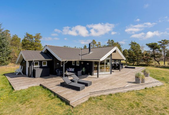 Hyggeligt sommerhus med spabad og sauna i Henneby