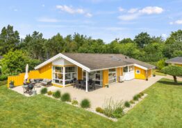 Bemærkelsesværdigt feriehus i Henne med spa, sauna og brændeovn