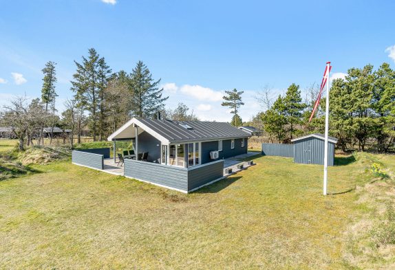 Charmantes Sommerhaus für 6 Personen mit Kamin bei Hennestrand