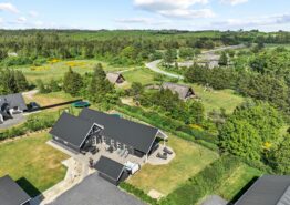 Schönes geräumiges Ferienhaus mit Aktivitätsraum in Henneby