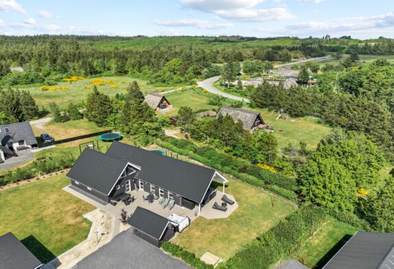 Schönes geräumiges Ferienhaus mit Aktivitätsraum in Henneby