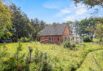 Sommerhus på uforstyrret naturgrund med vildmarksbad og udestue (billede 1)