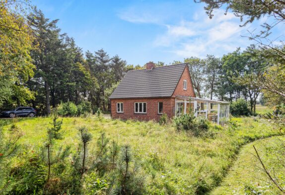 Sommerhus på uforstyrret naturgrund med vildmarksbad og udestue