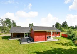 Luksuriøst sommerhus med spabad og sauna i Henneby