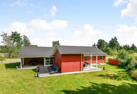 Luksuriøst sommerhus med spabad og sauna i Henneby