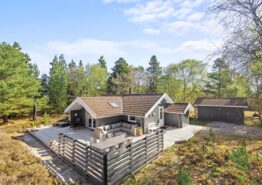 Indbydende sommerhus med sauna på idyllisk skovgrund