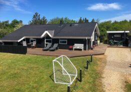 Dejligt sommerhus med stor træterrasse på skøn naturgrund