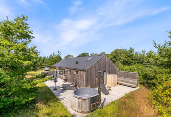 Flot femstjernet hus med vildmarksbad og skønne terrasseforhold