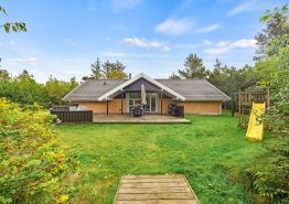Hyggeligt poolhus for hele familien med stor terrasse