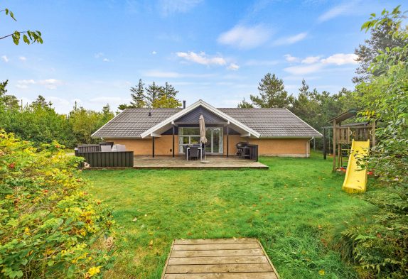 Hyggeligt poolhus for hele familien med stor terrasse