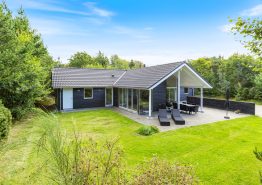 Helles Ferienhaus für 10 Personen mit Aktivitätsraum und Whirlpool