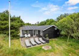 Charmerende sommerhus i Vejers med overdækket terrasse