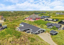 Stort poolhus med sauna og spabad få minutters gang fra hav og by