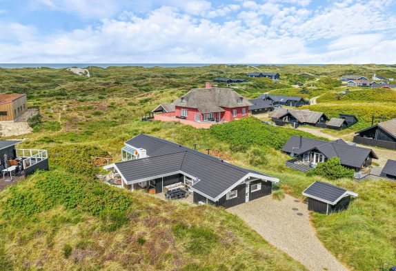 Stort poolhus med sauna og spabad få minutters gang fra hav og by