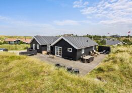 Stort sommerhus med sauna, spabad.