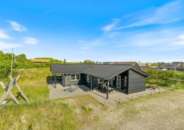 Lyst og moderne sommerhus i hjertet af Vejers med spa og sauna