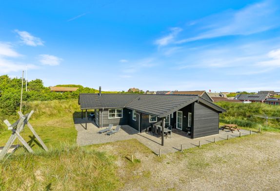 Lyst og moderne sommerhus i hjertet af Vejers med spa og sauna