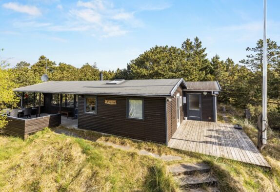Hyggeligt sommerhus i Vejers beliggende på naturgrund