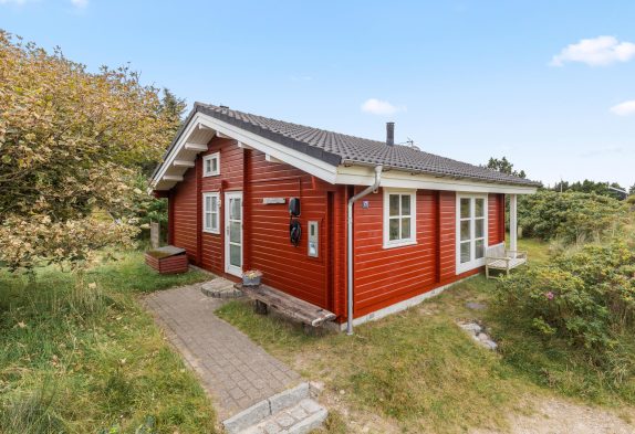 Klassisk sommerhus med brændeovn i Vejers Strand