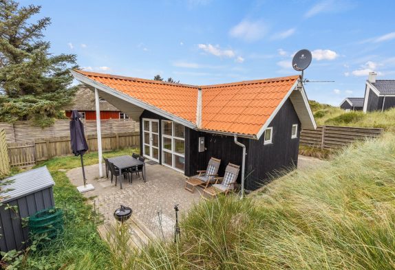 Lille, hyggeligt sommerhus i Vejers Strand kun 450 meter fra havet