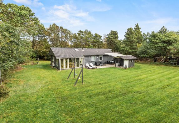 Helles Holzhaus mit Sauna und schönem Grundstück