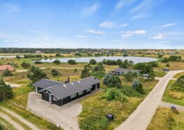 Skønt beliggende sommerhus med swimmingpool, spabad og sauna