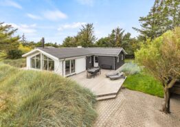 Firestjernet feriehus med brændeovn 500 meter fra stranden