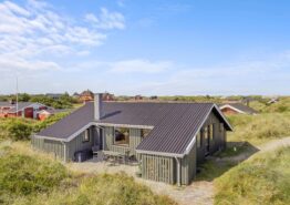 Hyggeligt feriehus med brændeovn – kun 300 meter fra stranden