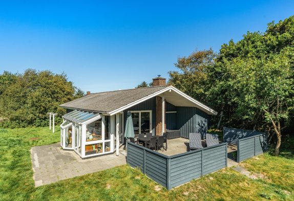 Typisch dänisches Ferienhaus mit Wintergarten und Kamin