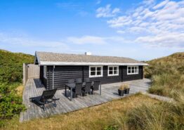 Skønt sommerhus et stenkast fra strand beliggende i første klitrække. Kat. nr.:  50158, Rosenvej 19;