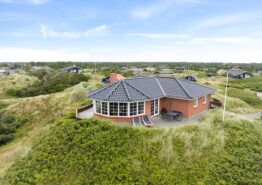 Helles, hochgelegenes Ferienhaus nur 150 Meter vom Meer entfernt.. Kat. nr.:  50194, Nordvej 5;