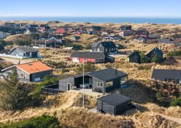 Et moderne feriehus i Vejers – lys arkitektur i klitterne og tæt på stranden. Kat. nr.:  50227, Tyttebærvej 6;