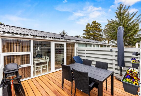 Hyggelig ferielejlighed med egen terrasse i Vejers