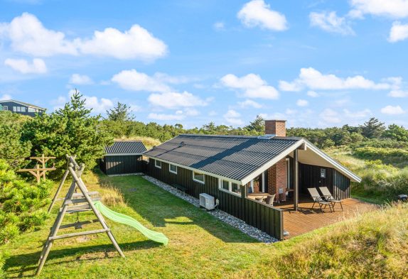 Hyggeligt sommerhus kun 400 meter fra Vesterhavet