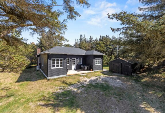 Charmerende træsommerhus kun 300 meter fra Vesterhavet
