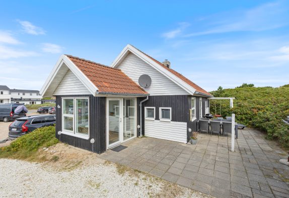 Hyggeligt sommerhus med sauna, spa og central beliggenhed